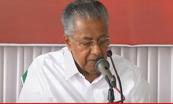 
കോണ്‍ഗ്രസ് സംഘപരിവാറിനു മുമ്പില്‍ സ്വന്തം പതാക ഒളിപ്പിക്കുന്നു; കള്ളപ്പണം സൂക്ഷിക്കുന്ന ഇടപാട് സിപിഎമ്മിനില്ല: മുഖ്യമന്ത്രി