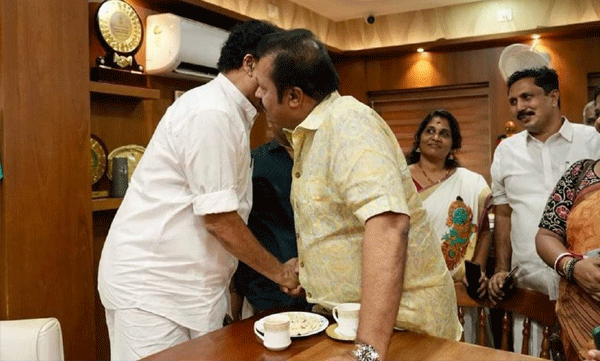 തൃശൂരിലെ എം.പിയാവാന്‍ സുരേഷ് ഗോപി ഫിറ്റെന്ന് മേയര്‍
സുനില്‍ കുമാര്‍ ഇനി മത്സരിക്കുന്നതെന്തിനെന്ന് മുരളീധരന്‍