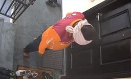 പച്ചക്കറി ഡെലിവറി ചെയ്യാന്‍ എത്തി, ഫ്‌ളാറ്റിന് പുറത്തുകിടന്ന ഷൂസുമായി മുങ്ങി സ്വഗ്ഗി ഏജന്റ്: വൈറലായി വീഡിയോ 

