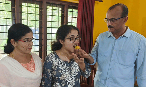 കൃത്രിമ കൈയുമായി ആശുപത്രിക്കിടക്കയില്‍നിന്ന് പോയി പരീക്ഷയെഴുതിയ പാര്‍വ്വതി ; സെറിബ്രല്‍ പാള്‍സിയെ അതിജീവിച്ച് എത്തിയ ശാരികയും ; സിവില്‍സര്‍വീസ് പരീക്ഷയിലെ നിശ്ചദാര്‍ഡ്യങ്ങള്‍