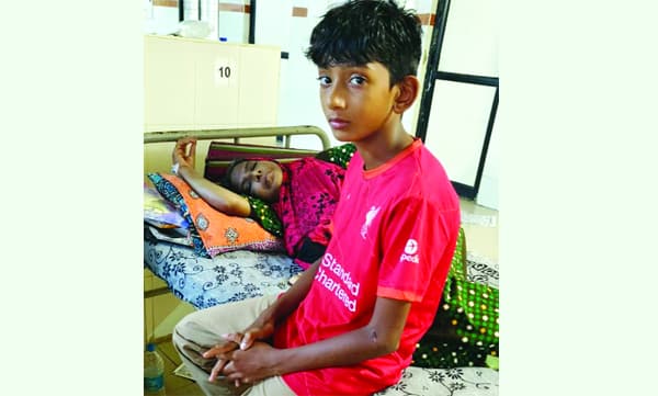 അപൂര്‍വരോഗം ബാധിച്ച മാതാവിന്‌ കൂട്ടിരിക്കാന്‍ പന്ത്രണ്ടുകാരന്‍; ദുരിതക്കയത്തില്‍ കുടുംബം