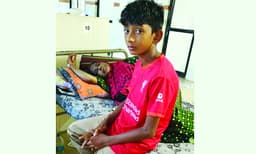 അപൂര്‍വരോഗം ബാധിച്ച മാതാവിന്‌ കൂട്ടിരിക്കാന്‍ പന്ത്രണ്ടുകാരന്‍; ദുരിതക്കയത്തില്‍ കുടുംബം