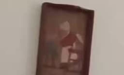 തന്നെത്താനെ നീങ്ങുന്ന പെയിന്റിംഗ്, തനിയെ അടയുകയും തുറക്കപ്പെടുകയും ചെയ്യുന്ന അലമാരകള്‍: ഇത് പ്രേതമെന്ന് യുവതി 
