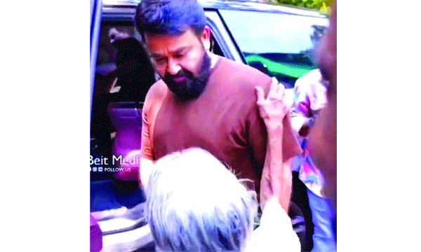 നേരില്‍ കണ്ടിട്ടും വിശ്വാസം വന്നില്ല,  തൊട്ടുനോക്കി വയോധികയായ ആരാധിക ; സ്‌നേഹം പ്രകടിപ്പിച്ച ആരാധികയോട് പോരുന്നോ എന്റെ കൂടെ എന്ന് ചോദിച്ച് മോഹന്‍ലാല്‍ 