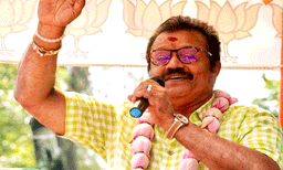 സുകുമാരൻ നായരെ സന്ദർശിച്ച് അനുഗ്രഹം വാങ്ങി സുരേഷ് ഗോപി 

