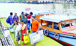 20 മണ്ഡലങ്ങളിലായി ആകെ 2,77,49,159 വോട്ടര്‍മാര്‍ ; കേരളത്തില്‍ വോട്ടെടുപ്പ് തുടങ്ങി, പലയിടത്തും നീണ്ട ക്യൂ