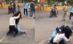 നടുറോഡില്‍ തമ്മിലടിച്ച് പെണ്‍കുട്ടികള്‍: കാഴ്ചക്കാരനായി പോലീസുകാരന്‍, പിന്നാലെ വന്‍ വിമര്‍ശനം 
