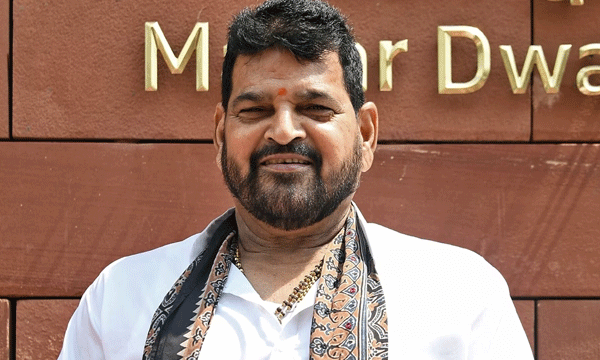 ലൈംഗികാപവാദത്തില്‍ കുടുങ്ങിയ ബ്രിജ്ഭൂഷന്‍ ശരണ്‍ സിംഗിനെ ഇത്തവണ ബിജെപി മാറ്റി നിര്‍ത്തിയേക്കും ; മകന്‍ കരണ്‍ ഭൂഷണ്‍ സിങ്ങിനെ കൈസര്‍ഗഞ്ചില്‍ നിന്ന് മത്സരിപ്പിച്ചേക്കും