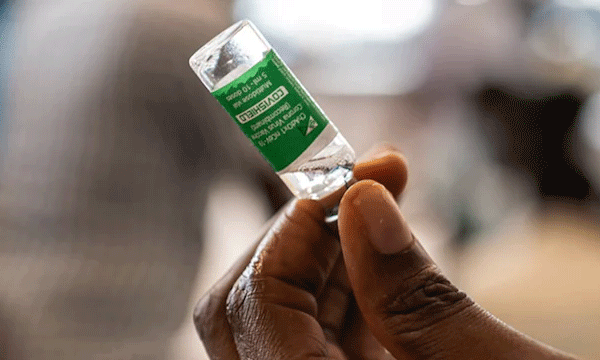 കോവിഷീല്‍ഡ് വാക്‌സിന്‍ പേടിക്കേണ്ടെന്ന് ആരോഗ്യവിദഗ്ദ്ധര്‍; പാര്‍ശ്വഫലം കാണിക്കാന്‍ നേരിയ സാധ്യതയുള്ളത് എടുത്ത് രണ്ടാഴ്ചയോ അല്ലെങ്കില്‍ ഒരു മാസത്തിനുള്ളിലോ