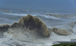കേരളാ തീരത്ത് ഇന്ന് റെഡ് അലർട്ട് ; ശക്തിയേറിയ കടലാക്രമണത്തിന് സാധ്യത 
