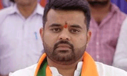 തോക്കുചൂണ്ടി പ്രജ്വല്‍ ബലാത്സംഗം ചെയ്തു ; വീഡിയോ പകര്‍ത്തി ഭീഷണിപ്പെടുത്തി പലതവണ പീഡിപ്പിച്ചെന്ന് പഞ്ചായത്ത് മെമ്പര്‍