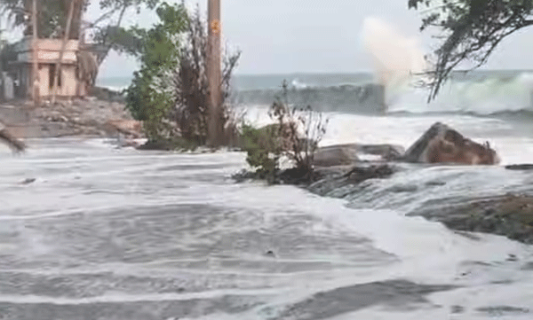 കള്ളക്കടല്‍ പ്രതിഭാസം; ആലപ്പുഴയിലും തിരുവനന്തപുരത്തും കൊല്ലത്തും കടലാക്രമണം