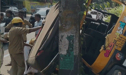 കിളിമാനൂരിൽ ഓട്ടോറിക്ഷ ഇലക്ട്രിക്ക് പോസ്റ്റിലിടിച്ചുണ്ടായ അപകടത്തിൽ 3 പേർക്ക് പരുക്ക്