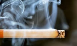 പുകവലിയെ പുകഴ്ത്തി യുവതിയുടെ പോസ്റ്റ്: ചുട്ട മറുപടിയുമായി ഡോക്ടര്‍ 
