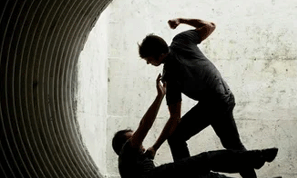 പിറന്നാള്‍ കേക്കുമായി പെണ്‍കുട്ടിയെ കാണാനെത്തി ; യുവാവിനെ 16 കാരിയുടെ ബന്ധുക്കള്‍ കെട്ടിയിട്ട് മര്‍ദ്ദിച്ചു