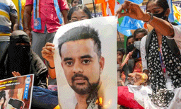 ''അപ്പനും മകനും എന്റെ അമ്മയെ ഒരു അടിമയെപ്പോലെ ബലാത്സംഗം ചെയ്തു ; വീഡിയോ കോളില്‍ എന്നോട് വസ്ത്രമഴിച്ചു കാണിക്കാന്‍ പറയും'' പ്രജ്വലിനെതിരേ യുവതി നല്‍കിയ മൊഴി ഞെട്ടിക്കുന്നത് 