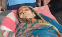 'അവര്‍ വോട്ട് ചെയ്യാന്‍ ആഗ്രഹിച്ചു': കാന്‍സര്‍ രോഗി സ്‌ട്രെച്ചറിലെ പോളിംഗ് ബൂത്തില്‍ എത്തി വോട്ടുചെയ്തു