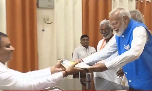 വാരണാസിയില്‍ മൂന്നാമൂഴത്തിനായി നരേന്ദ്രമോദി ; നാമനിര്‍ദേശ പത്രിക സമര്‍പ്പിച്ചു