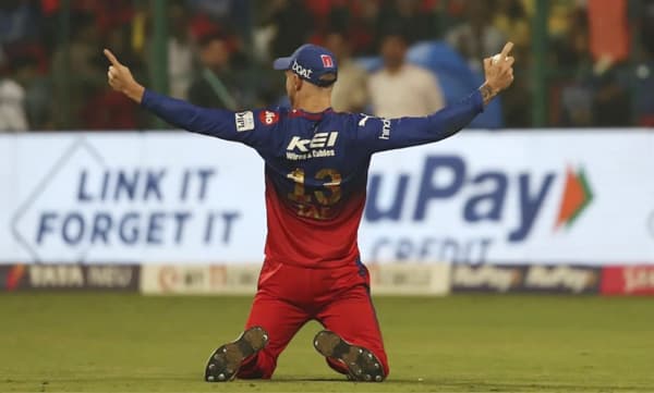 അവിശ്വസനീയം; ഡുപ്ലസിയുടെ പറക്കും ക്യാച്ച് , വൈറലായി വീഡിയോ