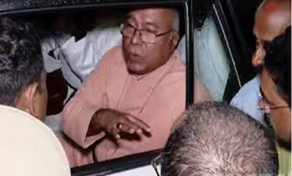 പാളയം സിഎസ്ഐ എംഎം ചർച്ചിൽ ചേരി തിരിഞ്ഞ്  വിശ്വാസികളുടെ പ്രതിഷേധം