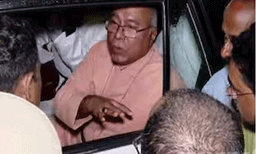 പാളയം സിഎസ്ഐ എംഎം ചർച്ചിൽ ചേരി തിരിഞ്ഞ്  വിശ്വാസികളുടെ പ്രതിഷേധം