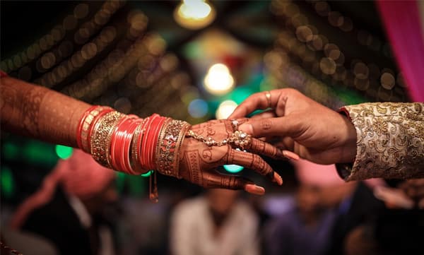 വിവാഹച്ചടങ്ങിനിടെ വരന്‍ വധുവിനെ ചുംബിച്ചു: തമ്മില്‍ തല്ലി ബന്ധുക്കള്‍, പിന്നാലെ സംഭവിച്ചത് 
