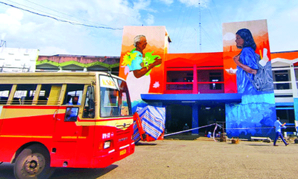 ഗതാഗതക്കുരുക്ക്‌ നേരിട്ടറിയാന്‍ ഹൈവേയിലിറങ്ങി ഗണേഷ് കുമാര്‍ ; മാസങ്ങള്‍ക്കുമുമ്പ്‌ പ്രഖ്യാപിച്ച  മൊബിലിറ്റി ഹബ്‌ മോഡല്‍ ഡിപ്പോ എവിടെയെന്ന് മന്ത്രിയോട് ചോദിച്ച് എറണാകുളത്തുകാര്‍  