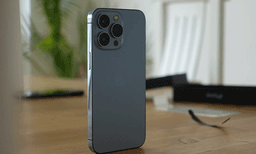 ഐഫോണ്‍ വാങ്ങാന്‍ നിര്‍വാഹമില്ല: മകളുടെ മുന്നില്‍ ക്ഷമാപണം നടത്തി ഒരച്ഛന്‍ 
