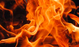  വീടിന് തീപിടിച്ച് അച്ഛനും അമ്മയും രണ്ടുമക്കളും ഉള്‍പ്പെടെ നാലുപേര്‍ വെന്തുമരിച്ചു