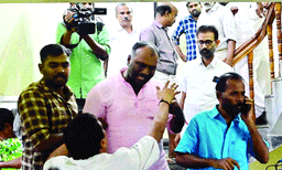 തൃശൂര്‍ ഡിസിസിയിലെ അടിപിടിയില്‍ നിയമനടപടി ; ഡിസിസി പ്രസിഡന്റ് അടക്കം 20 പേര്‍ക്കെതിരേ കേസെടുത്തു