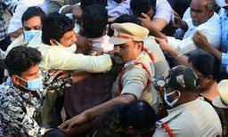 ആന്ധ്രാപ്രദേശില്‍ ടിഡിപി-വൈഎസ്ആര്‍ കോണ്‍ഗ്രസ് പ്രവര്‍ത്തകര്‍ തമ്മില്‍ ഏറ്റുമുട്ടി 