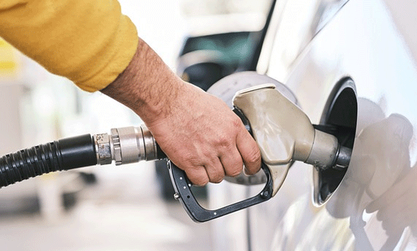 കര്‍ണാടകയില്‍ ഇന്ധന വില കൂട്ടി; പെട്രോളിന് 3.9 ശതമാനവും ഡീസലിന് 4.1ശതമാനവും നികുതി വര്‍ധിപ്പിച്ചു
