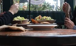 ഒരു ഡേറ്റിന് ഇത്രയും തുകയോ: ഡ്രസ്, മേക്കപ്പ് എല്ലാത്തിനും കൂടി 10,000 ആകും, ഇത് പ്രേമമല്ല ബിസിനസ് എന്ന് നെറ്റീസണ്‍സ് 
