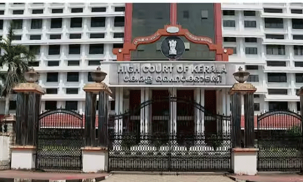 സുരക്ഷയെ കുറിച്ച് വാട്സാപ്പ് ഗ്രൂപ്പിൽ സന്ദേശമയച്ചു; ജീവനക്കാരനെതിരെ നടപടി സ്വീകരിക്കാനാവില്ലെന്ന് ഹൈക്കോടതി
