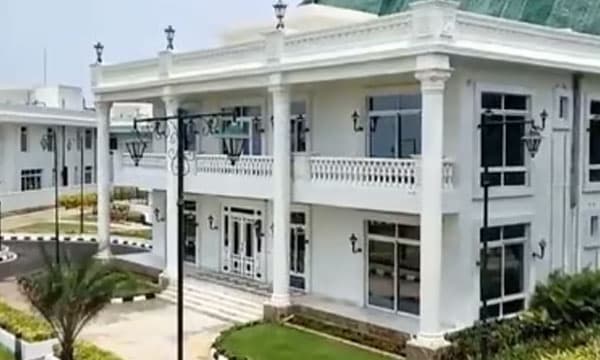 കസേരയ്ക്കായുള്ള പോരാട്ടം കഴിഞ്ഞു ; ഇനി ആന്ധ്രാപ്രദേശില് നിലവിലെ മുഖ്യമന്ത്രിയും മുന് മുഖ്യമന്ത്രിയും തമ്മിലുള്ള മത്സരം സ്വത്തിന് വേണ്ടി; 500 കോടി മുടക്കിയ റെഡ്ഡിയുടെ 'ഹില്ടോപ്പ് പാലസ്'