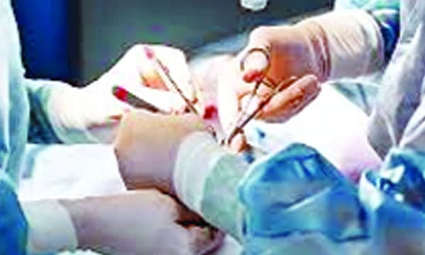 മാവില്നിന്നു വീണ് കമ്പ് കുത്തിക്കയറി ; മലദ്വാരം തകര്ന്ന ബാലന് തൃശൂര് മെഡിക്കല് കോളജില് അതിസങ്കീര്ണ്ണ ശസ്ത്രക്രിയ വിജയം ; രാത്രി 12 നു തുടങ്ങിയ ശസ്ത്രക്രിയ പുലര്ച്ചെ 6 മണി വരെ
