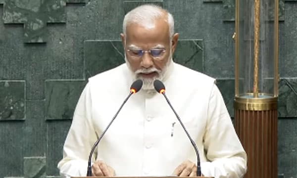 പതിനെട്ടാം ലോക്‌സഭയുടെ ആദ്യ സമ്മേളനം തുടങ്ങി ; ഭരണഘടനാ തത്വങ്ങള്‍ അനുസരിക്കുമെന്ന് പ്രധാനമന്ത്രി 