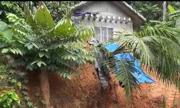 വീട്ടില്‍ കേറണമെങ്കില്‍ ഏണിവേണം ; റോഡ് നിര്‍മ്മാണത്തിനായി മണ്ണു നീക്കം ചെയ്തതോടെ വീട് 15 അടി കട്ടിംഗിന് മുകളിലായി ; വഴിയാധാരാമായി പള്ളിവാസലിലെ സജീവും കുടുംബവും