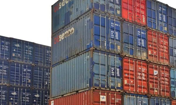 കയറ്റുമതി നിരോധന കാലത്തു കസ്റ്റംസ് പിടികൂടിയ മൂന്നു വലിയ കണ്ടെയ്‌നറുകളില്‍ സവാള, മുമ്പു പിടികൂടിയ അരി ; വല്ലാര്‍പാടം ടെര്‍മിനലില്‍ കെട്ടിക്കിടക്കുന്നു നശിക്കുന്നു  