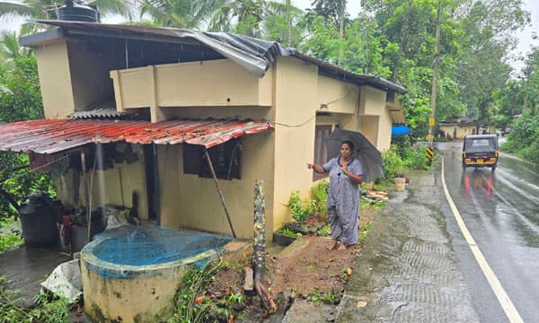 10 വര്‍ഷത്തിനിടെ വീട്ടിലേക്ക് ഇടിച്ചുകയറിയത് 10 വാഹനങ്ങള്‍ ; റോഡ് വീതികൂട്ടിയപ്പോള്‍ അപകട മുള്‍മുനയില്‍ ജോമോന്റെ കുടുംബം; ഏതുനിമിഷവും വീട്ടിലേക്ക് വണ്ടി ഇടിച്ചുകയറാം