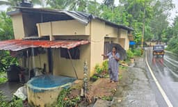 10 വര്‍ഷത്തിനിടെ വീട്ടിലേക്ക് ഇടിച്ചുകയറിയത് 10 വാഹനങ്ങള്‍ ; റോഡ് വീതികൂട്ടിയപ്പോള്‍ അപകട മുള്‍മുനയില്‍ ജോമോന്റെ കുടുംബം; ഏതുനിമിഷവും വീട്ടിലേക്ക് വണ്ടി ഇടിച്ചുകയറാം