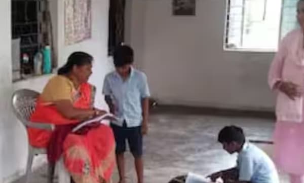 ആകെയുള്ളത് ഒമ്പത് വിദ്യാര്‍ത്ഥികള്‍, പഠിപ്പിക്കാന്‍ എത്തുന്നത് എട്ട് അധ്യാപകര്‍: ചര്‍ച്ചയായി  മധ്യപ്രദേശിലെ സര്‍ക്കാര്‍ സ്‌കൂള്‍ 
