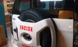 ഡ്രൈ ഡേയിൽ സംസ്ഥാനത്ത് വിവിധയിടങ്ങളിൽ നടന്ന പരിശോധനയില്‍ അനധികൃത വിൽപ്പനയ്ക്കായി സൂക്ഷിച്ച മദ്യവും ചാരായവും പിടിച്ചു