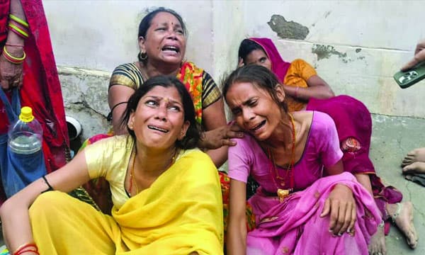 സത്സംഗിനിടയിലെ തിക്കും തിരക്കും, മരണസംഖ്യ ഉയരുന്നു ; ആള്‍ദൈവം 'ഭോലെ ബാബ' ഒളിവില്‍ പോയി