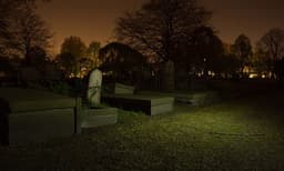 
മരിച്ചുപോയവര്‍ക്കായി സെമിത്തേരിയില്‍ ഒരു സിനിമാ പ്രദര്‍ശനം: ആത്മാക്കളെ സമാധാനിപ്പിക്കുന്നതിന് വേണ്ടിയെന്ന് അധികൃതര്‍ 

