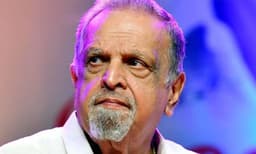 അവസ്ഥ കഷ്ടമാണെന്ന് കേള്‍ക്കുന്നു, രക്ഷപ്പെടുമോ? ജയചന്ദ്രനെക്കുറിച്ച് പ്രചരിക്കുന്ന വാര്‍ത്തകള്‍ വ്യാജമെന്ന് രവി മേനോന്‍
