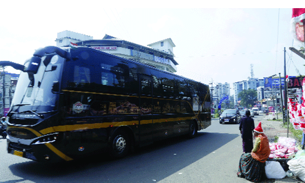 ബുധനാഴ്ച കിട്ടിയ വരുമാനം 14,000 രൂപ, തിങ്കളാഴ്ച സര്‍വീസ് നടത്തിയത് അഞ്ചുപേരുമായി ; വഴിയില്‍ നിന്നുപോലും ആരും കയറിയില്ല ; നവകേരള ബസിനോട് താല്‍പ്പര്യമില്ല, സര്‍വീസ് മുടങ്ങി