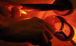 മോഷ്ടിക്കാന്‍ കയറിപ്പോള്‍ കണ്ടത് നാലുപാടും നിരീക്ഷിക്കുന്ന സിസിടിവി ക്യാമറ; അരിശം മൂത്ത കള്ളന്‍ അതും മോഷ്ടിച്ചു
