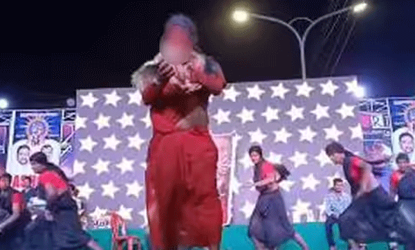 ആന്ധ്രയില് നൃത്ത പരിപാടിക്കിടെ കോഴിയെ കടിച്ച് കൊന്ന സംഭവം; നര്ത്തകനെതിരെ പ്രതിഷേധം ശക്തം