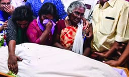 കൈയിലൊരു പലഹാരപ്പൊതിയുമായി അമ്മായെന്നു വിളിച്ച് കയറിവരില്ല ; വീടെന്ന സ്വപ്നത്തില്‍ ഇനി ജോയിയുടെ അമ്മ തനിയേ ; മെല്‍ഹി കാത്തിരുന്നത് ഉണ്ണാതെയും ഉറങ്ങാതെയും 